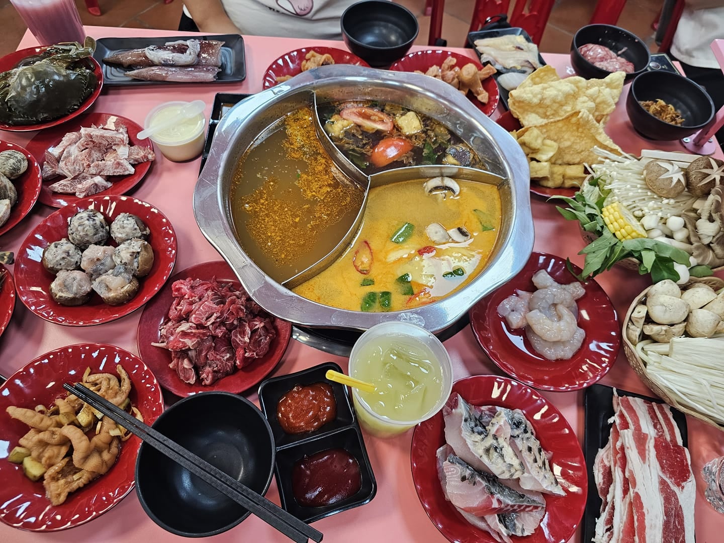 Khang buffet có mức giá phải chăng nhưng đa dạng các món nướng, lẩu để thực khách lựa chọn